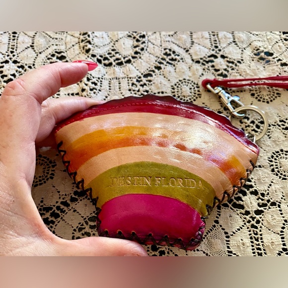 🐚Shell Shaped Leather Coin Wristlet🐚 NEW - Picture 2 of 6